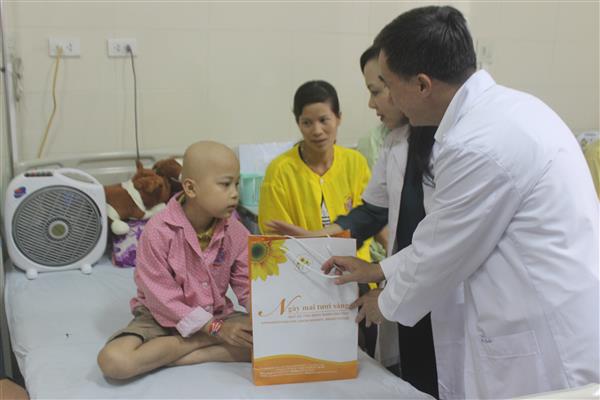 Bộ trưởng Y tế thăm, tặng quà cho bệnh nhi tại Bệnh viện K